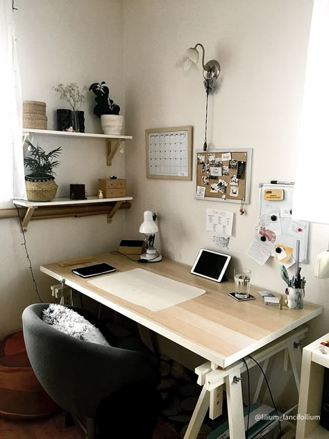 #desk #roomdecor #aesthetic #white #black #wood #minimalism Brown Desk Setup Aesthetic, White Study Table Aesthetic, Desk Setup Wood, Brown Desk Setup, Brown Desk Aesthetic, White Study Table, Study Desk Setup, Study Table Aesthetic, White Desk Setup