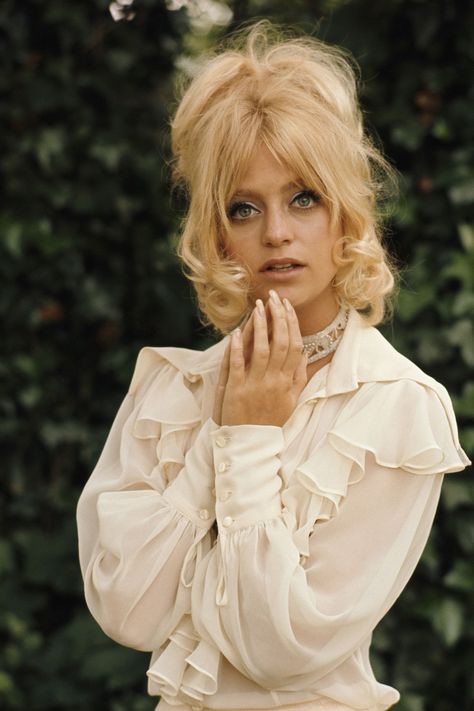 Hollywood Legend Goldie Hawn’s Fashion Influence on Her 71st Birthday | Vogue Goldie Hawn Kurt Russell, Famous Blondes, Patti Hansen, Lauren Hutton, Goldie Hawn, Actrices Hollywood, Retro Hairstyles, 1970s Fashion, Kate Hudson