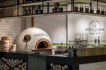 Woodfire Pizza Oven Restaurant, Small Pizza Restaurant Design, Pizza Counter Design, Pizza Parlor Interior, Pizza Bar Design, Pizza Kitchen Design, Pizza Restaurant Design Interior Ideas, Small Pizzeria Design Interior, Kitchen Exterior Design