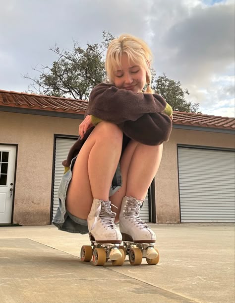 Roller Skates Aesthetic Outfits, Roller Skating Aesthetic Pictures, Aesthetic Roller Skating Pictures, Rollerskates Outfits, Roller Skates Pose, Pretty Roller Skates, Roller Skater Girl Aesthetic, Roller Skating Date Outfit, Rollerblades Outfit