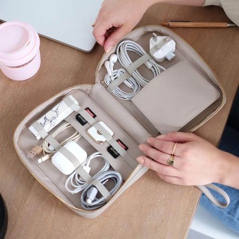 Penyimpanan Makeup, Tech Storage, Cable Tidy, Travel Bag Essentials, Cable Organizer, Packing Tips For Travel, Travel Organization, Essential Bag, Foodie Travel