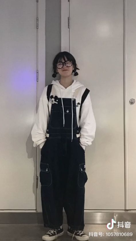 Overalls Hoodie Outfit, Cute Black Overall Outfits, Overalls With Hoodie Outfit, Outfits Jardineras, Baggy Overalls Outfit Aesthetic, Overalls With Hoodie, Overalls Outfit Black, Outfit With White Shoes, Black Overalls Outfit