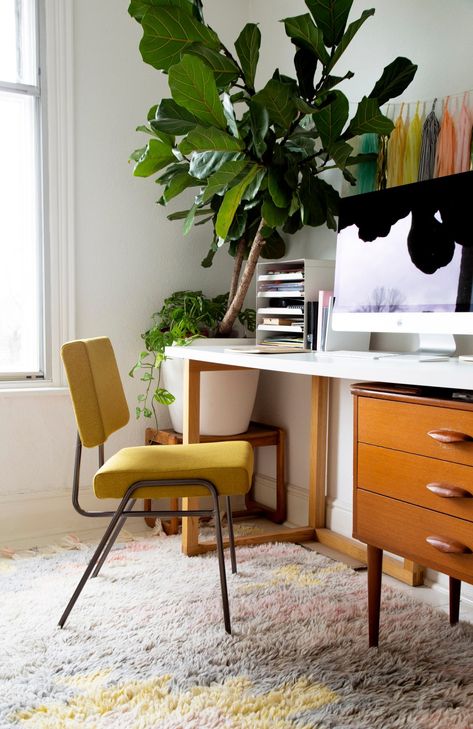 Mid Century Modern Therapy Office, Midcentury Modern Office Ideas, Alcove Office, Midcentury Modern Office, Modern Home Office Ideas, Mixing Modern And Antique Furniture, Mid Century Office, Beautiful Bedrooms Master, Neutral Area Rugs