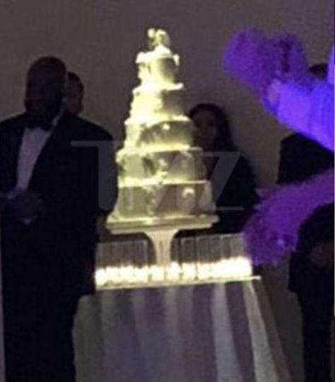 Hailey Bieber Wedding Cake, Bieber Wedding, Hailey Bieber Wedding, Justin And Hailey Bieber, Justin And Hailey, Hailey Rhode, Iconic Weddings, Artist Life, Hailey Bieber