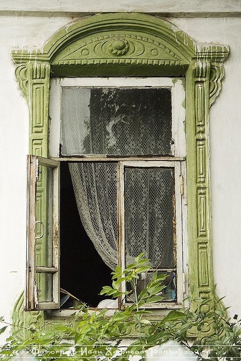 Russian House, Green Window, Yoga Studio Design, Paint Wood, Wooden Windows, Beautiful Windows, Old Windows, Window Dressings, Window Trim