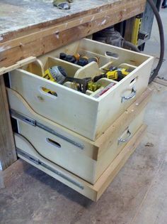 Rifacimento Garage, Arbejdsplads Garage, Wood Shop Ideas, Tool Drawers, Work Benches, Shop Layout, Workshop Organization, Diy Holz, Woodworking Workshop