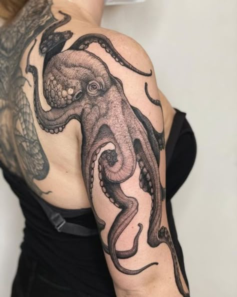 Squid Arm Tattoo, Octopus Hip Tattoo, Octopus Tattoo Arm, Warped Tattoo, Sea Animal Tattoos For Women, Ocean Tattoos Men, Octopus Shoulder Tattoo, Octopus Arm Tattoo, Fish Tattoo Sleeve