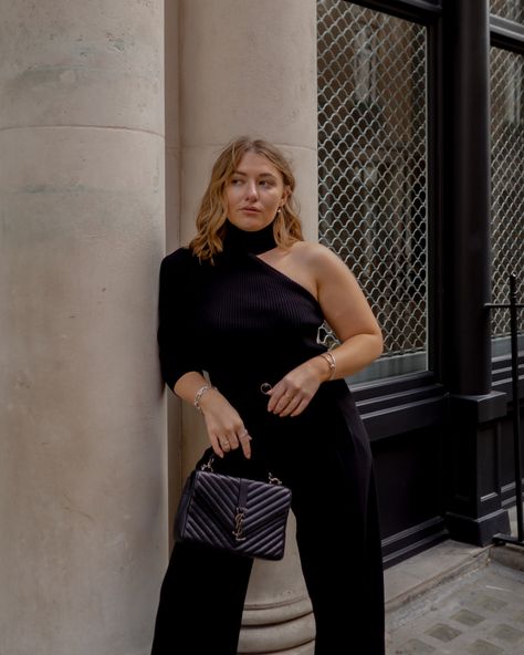 Chic Off-shoulder Top With Foldover For Night Out, Trendy Black One-shoulder Top, Black Off-shoulder Top For Night Out, Chic Off-shoulder Foldover Top For Night Out, Black Off-shoulder Top For Going Out, Monochromatic Outfit Black, Black Monochromatic Outfit, Look Casual Chic, Curvy Shorts