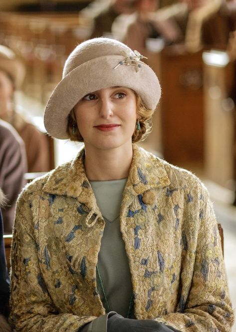 The Enchanted Garden — Laura Carmichael as Lady Edith Crawley in Downton... Edith Crawley Aesthetic, Downton Abbey Edith, Downtown Abbey Fashion, Edith Crawley, Downton Abbey Costumes, Downton Abbey Cast, Downton Abbey Dresses, Style Année 20, Laura Carmichael