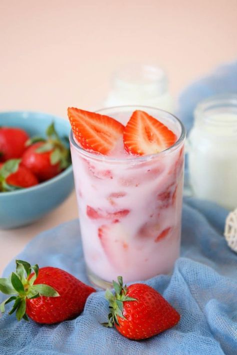 Strawberry Refresher - mom makes dinner Strawberry Breeze Swig Drink, Strawberry Breeze Swig Drink Recipe, Healthy Strawberry Refresher, Strawberry Refresher Recipe, Starbucks Strawberry Refresher, Strawberry Drink Recipes, Strawberry Refresher, Copycat Starbucks Drinks, Leftover Strawberries