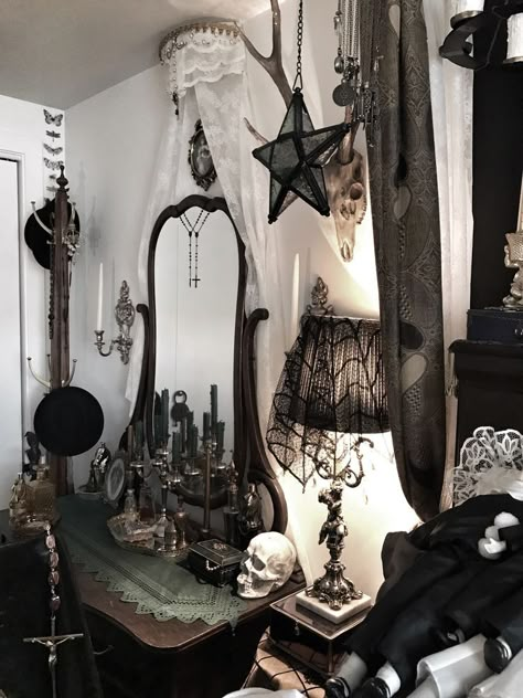 Goth Room Ideas, Mirror Projects, Gothic Farmhouse, Zimmer Diy, Gothic Decor Bedroom, Goth House, Goth Room, Goth Bedroom, Gothic Room