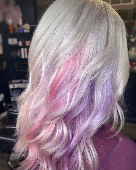 Pink And Purple Blonde Hair, Blonde Pink And Purple Hair, Light Purple Highlights Blonde Hair, Blonde With Lilac, Blonde Hair With Purple Streaks, Pastel Goth Hair, Purple Blonde Hair, Pastel Purple Hair, Unnatural Hair Color