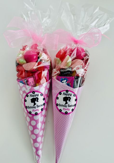 Candy Cones Party Favors, Barbie Goodie Bag Ideas, Barbie Gift Bags, Barbie Candy Bags, Diy Barbie Birthday Party Ideas, Barbie Gift Ideas, Tarts Strawberry, Barbie Party Favors, Pixie Stick