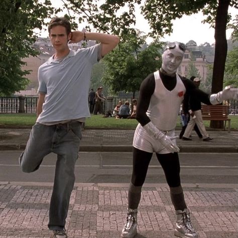 Scott Mechlowicz as Scott and J. P. Manoux as Robot Man in "EuroTrip" (2004) Euro Trip Movie, Eurotrip Movie, Scott Mechlowicz, Movie Journal, Film Journal, 3 Movie, J P, Gaming Memes, Silver Screen