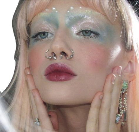 Short Mullet Colored Hair, Fairy Make Up Ideas, Mermaidcore Makeup, Scifi Makeup, Weird Makeup Looks, Pearlescent Makeup, Jellyfish Makeup, Eccentric Makeup, Peter Pan Kostüm