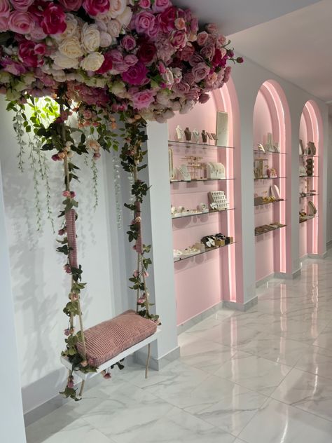 Mirror Wall Decor Beauty Salon, Wedding Boutique Interior Design, Floral Salon Decor, Cosmetic Shop Interior Design, Salon Decorating Ideas, Beauty Shop Decor, Salon Interior Design Ideas, Beauty Room Salon, Flower Shop Decor