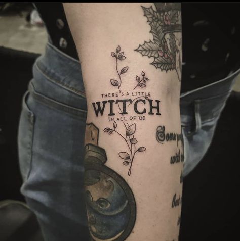 Witch Tattoo Ideas, Witchcraft Tattoos, Small Wave Tattoo, Dragons Tattoo, Tattoo Schrift, Witch Tattoo, Inspiration Tattoos, Halloween Tattoo, Spiritual Tattoos