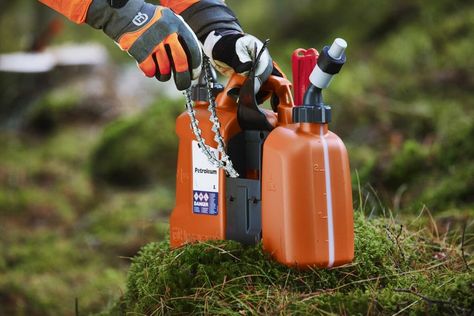 Useful tools and accessories – Husqvarna Chainsaw Academy Craftsman Chainsaw, Arborist Gear, Sawmill Projects, Husqvarna Chainsaw, Stihl Chainsaw Repair, Chainsaw Chains, Chainsaw Accessories, Tree Trimming, Tool Belt