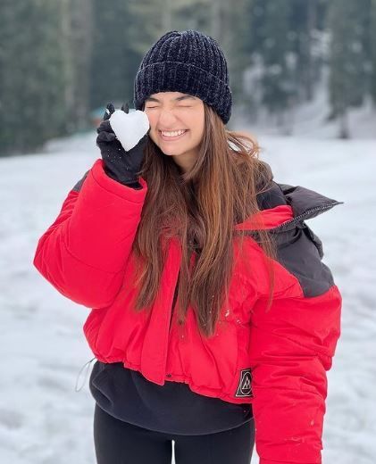 The cute girl Anu Kashmir Trip, Snow Photoshoot, Anushka Sen, Winter Travel Outfit, Snow Pictures, Honeymoon Outfits, Cute Couples Photography, Stylish Short Dresses, Winter Photoshoot