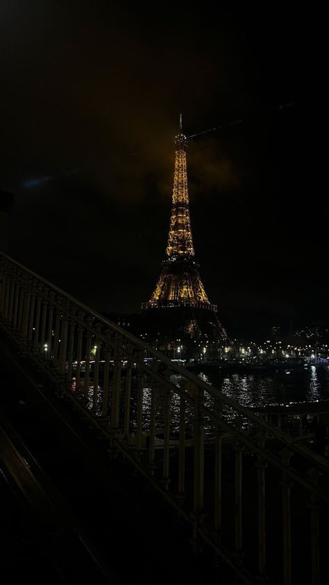 Paris At Night Wallpaper, Pretty Night Sky, Feminine Wallpaper, Best Ways To Earn Money, Ways To Earn Money Online, Rich Aesthetic, Paris Wallpaper, Dark City, Night Scenery