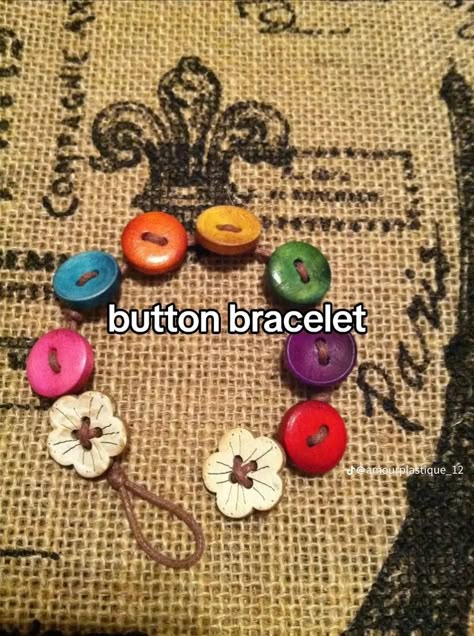 Twee Room Decor Diy, Button Headbands Diy, Button Crafts Diy Project Ideas, Things To Make With Buttons, Diy With Buttons, Buttons Headband, Button Jewelry Diy, Funky Crafts, Button Aesthetic