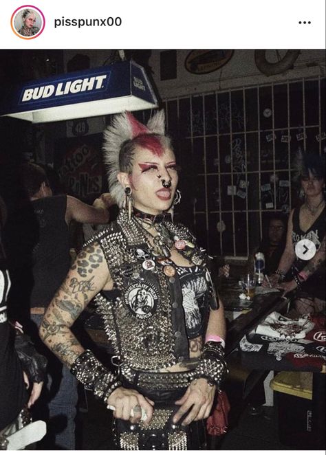 Anarcho Punk Fashion, Hardcore Punk Fashion, Crust Punk Aesthetic, 80s Punk Rock, Punk Ideas, Alt Subcultures, Punk Rock Girls, Punk Subculture, Punk Outfit