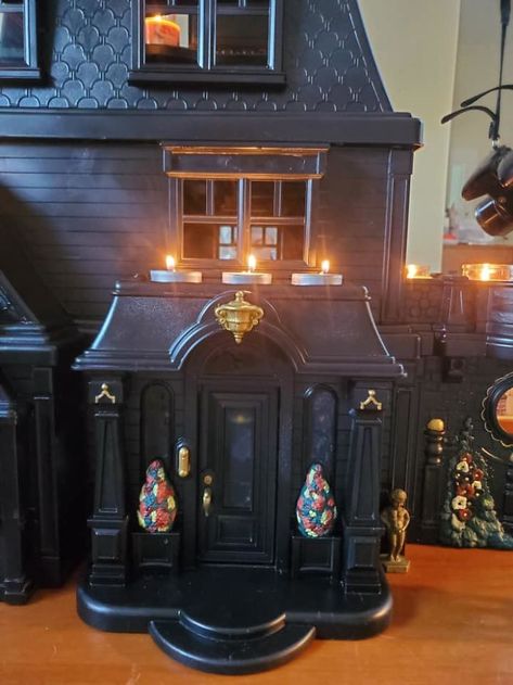 Mom Starts Upcycling Thrifted Plastic Dollhouses Into Spooky Mansions, And She's Absolutely Nailing It | Bored Panda Spooky Dollhouse, Matte Black Spray Paint, Preppy House, Haunted House Diy, Dollhouse Furniture Diy, Dollhouse Halloween, Haunted Dollhouse, Homemade Art, Diy Xmas Gifts