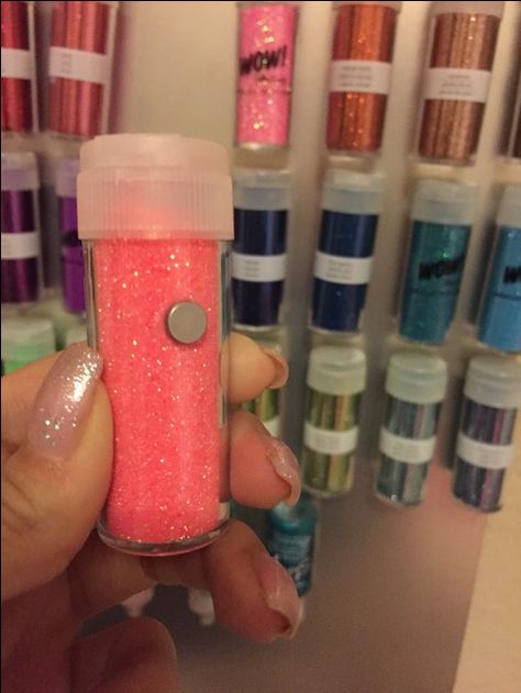 Beauty Salon Ideas, Glitter Storage, Nail Organization, Nail Room Ideas, Nail Station, Mobile Nails, Dress Glitter, Home Nail Salon, Nail Salon Decor