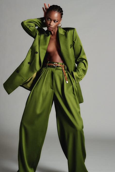 Mode Poses, High Fashion Poses, Leopard Belt, Mode Editorials, Women Suits, Brandon Maxwell, Model Pose, Belt Fashion, Green Suit