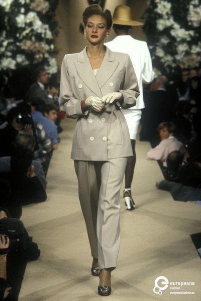 90s Giorgio Armani, Women In Suits 90s, Human Adopts, 1996 Runway, Natalie Rushman, 1987 Fashion, Classic Style Icons, Ysl Fashion, Vintage Hollywood Glamour