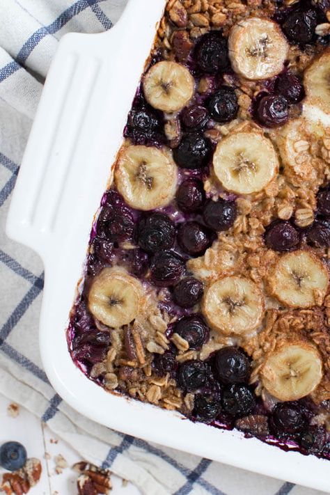 Banana Berry Crunch Baked Oatmeal - Spoonful of Flavor What's For Breakfast, Baked Oatmeal, Oatmeal Recipes, Breakfast Brunch Recipes, Breakfast Dishes, Best Breakfast, Clean Recipes, Breakfast Ideas, Sans Gluten