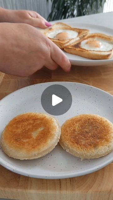 Eggs In A Hole, Sweet Videos, Breakfast Presentation, Egg In A Hole, Snack Hacks, I Did It Again, Egg Sandwich, Fast Healthy Meals, Holiday Snacks