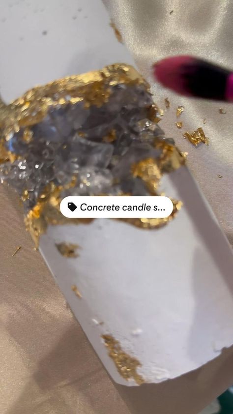 Essential Oil Candle Recipes, Concrete Candle Holders Diy, Geode Candle, Artsy Furniture, Candle Hack, Water Plants Indoor, Resin Geodes, Maria Art, Candle Recipes