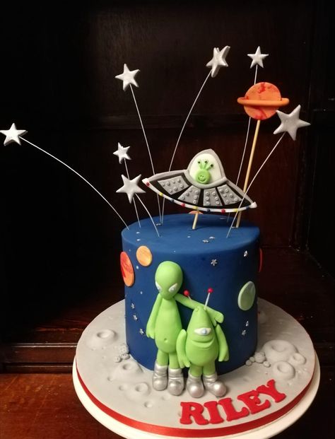 Alien Birthday Cake, Haloween Cakes, Alien Birthday Party, Alien Cake, Freedom Party, Rocket Cake, Slime Party, Party Packages, Fondant Cakes