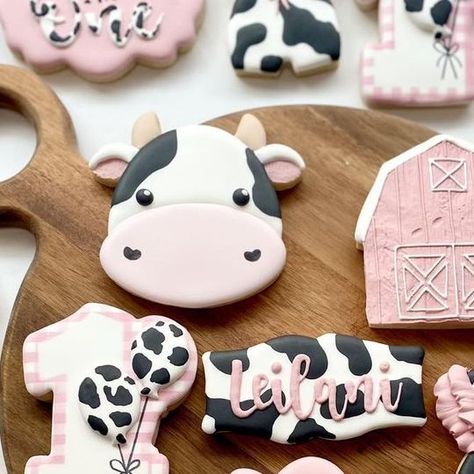 Cow Sugar Cookies Decorated, Cow Birthday Cookies, Cow Cookies Decorated, Cow Sugar Cookies, Cutout Cookie, Cow Cookies, First Birthday Cookies, Farm Cookies, Theme Cookies