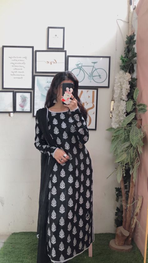 Cotton Dress Pattern, Pretty Dresses Casual, Stylish Kurtis Design, Trendy Outfits Indian, Simple Frocks, Simple Kurta Designs, Simple Kurti Designs, Casual Indian Fashion, Stylish Short Dresses