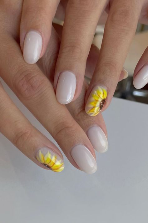 42+ Shine All Summer Long with Stunning Sunflower Nails Sunflower Almond Nails, White Sunflower Nails, Sunflower Nails Design, Sunflower Nail, Sunflower Nail Art, Country Nails, Sunflower Nails, Plain Nails, Sunny Season