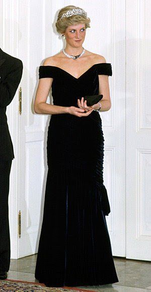 Princess Diana Dresses, Kate Und William, Prinz Charles, Princess Diana Fashion, Princes Diana, Diana Fashion, Charles And Diana, Iconic Dresses, Lady Diana Spencer