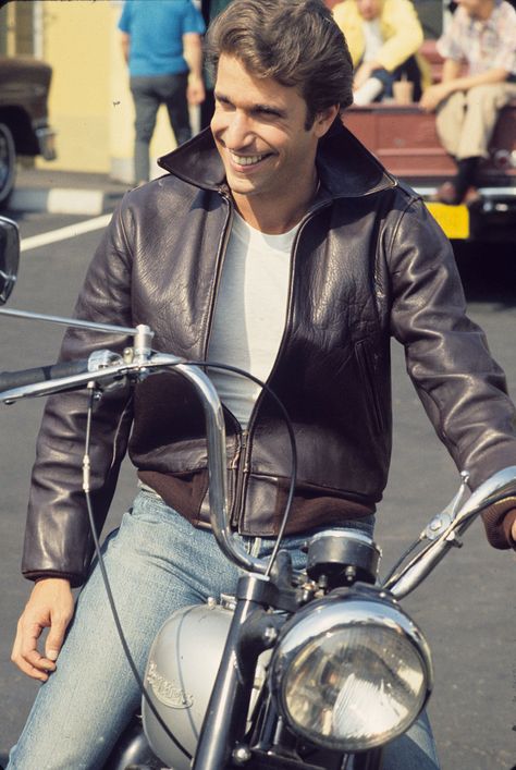 FOX NEWS: 'Happy Days' star Henry Winkler strips down to pose as nude art model for 'Better Late Than Never' Motorbike Aesthetic, Happy Days Tv Show, Fonzie Happy Days, Nick At Nite, Tv Show Aesthetic, Vintage Brown Leather Jacket, Henry Winkler, Vintage Guys, The Fonz