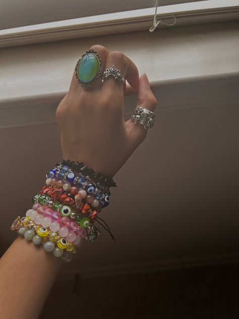 Lot Of Bracelets Aesthetic, Crystal Friendship Bracelets, Crystals Bracelets Aesthetic, Crystal Bracelet Stack, Crystal Bracelets Aesthetic, Bracelets Outfit, Spiritual Bracelets, Hippie Aesthetic, Crystal Bead Jewelry