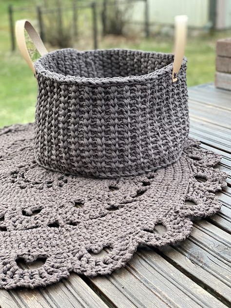 WC:n päivitys - uusi matto ja kori Basket Bag, Knitted Bags, Knitting Inspiration, Decor Crafts, Knitted Scarf, Knit Crochet, Macrame, Crochet Patterns, Yarn