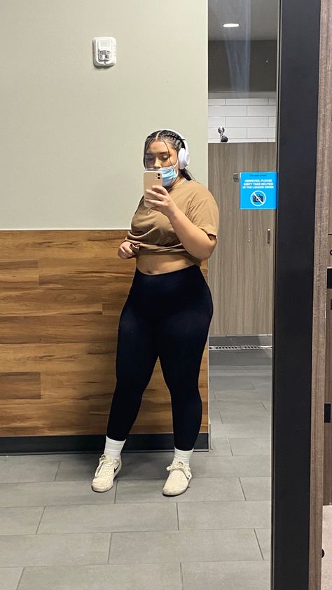 Black Legging Gym Outfit, Gym Outfit Leggings And Shirt, Curvy Gym Outfit, Shoes Baddie, Curvy Workout Outfit, Leggings Gym Outfit, Plus Size Gym Outfits, Black Gym Outfit, Gym Girlies