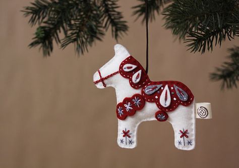 Nikkie's Felt Dala Horse Christmas by NikkiesNeedlework on Etsy Felt Dala Horse, Tovad Ull, Horse Christmas Ornament, Horse Christmas, Horse Ornaments, Christmas Felt, Dala Horse, Christmas Ornament Pattern, Felt Decorations