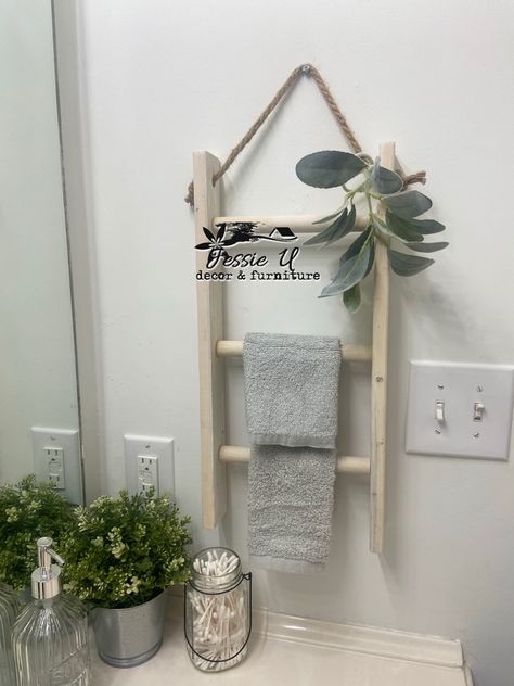 Ladder Hand Towel Holder, Mini Wooden Ladder Decor, Hanging Bathroom Towels Ideas, Hanging Ladder On Wall, Diy Mini Ladder, Small Ladder Decor Ideas, Mini Ladder Decor Ideas, Bathroom Ladder Decor, Kitchen Towel Ladder