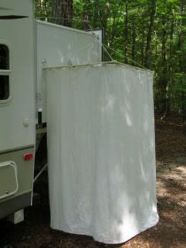 Outdoor Rv Shower Ideas, Rv Outdoor Shower Enclosure, Pop Up Camper Outdoor Shower Ideas, Outdoor Camper Shower Ideas, Diy Camping Shower Ideas, Outdoor Shower Stall, Camping Shower Ideas, Shower Options, Outdoor Camping Shower