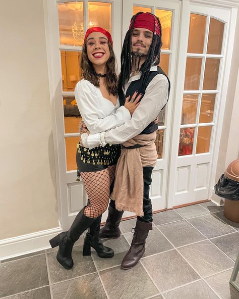 Pirate Costumes For Couples, Pirates Couple Halloween Costumes, Pirates Of The Caribbean Couple Costume, Couple Halloween Costumes Pirates, Makeup Halloween Pareja, Pirate Halloween Costumes Couples, Couples Pirate Costume, Fred And Daphne Costume, Pirate Costume Couple