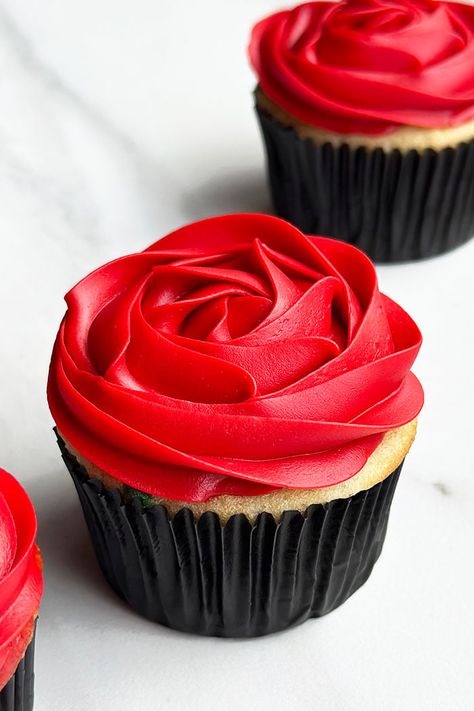 Red Rose Cupcakes, Red Buttercream, Rose Icing, Rosette Cupcakes, Cupcake Piping, Cooking Decorating, Red Cupcakes, Valentines Baking, Heart Cupcakes