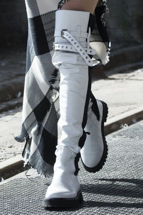 The Shoes You'll Be Wearing All Day, Every Day This Spring Fashion Trends Fall, Trends Shoes, Popsugar Fashion, Futuristic Fashion, 가을 패션, Fall 2018, Character Outfits, Popsugar, Fashion Week Spring