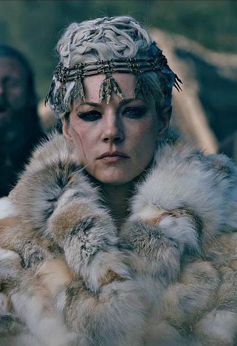 lagertha Viking Fashion, Vikings Lagertha, Fantasy Short Stories, Fur Costume, Vikings Season, Vikings Tv, Katheryn Winnick, The Last Kingdom, Shield Maiden