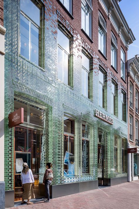 Wooden Pavilion, Hermes Store, Brick Store, Retail Facade, Amsterdam Houses, Townhouse Designs, Glass Brick, Living Modern, Traditional Building